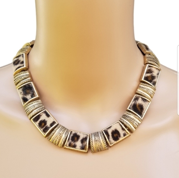 VINTAGE HIGH QUALITY ORNATE MATTE GOLDTONED & FAUX CHEETAH FUR COLLAR NECKLACE - Picture 1 of 6